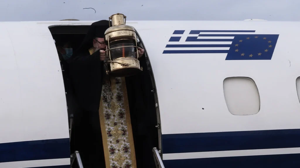 Έφτασε στην Αθήνα το Άγιο Φως από την Ιερουσαλήμ – Δείτε live