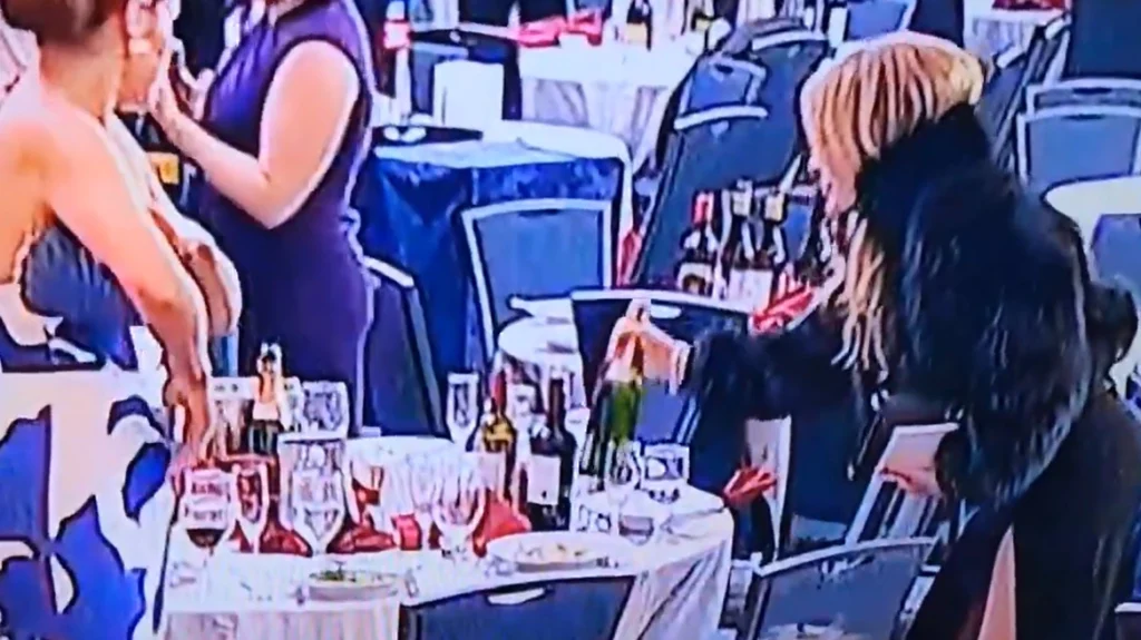 Γυναίκα άρπαζε μπουκάλια κρασιού μετά τους πυροβολισμούς στο δείπνο των ανταποκριτών του Λευκού Οίκου, δείτε βίντεο