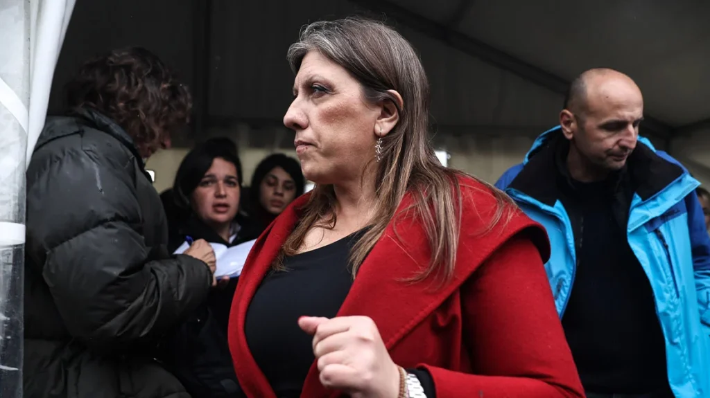 Δήλωσε αποχή η πρόεδρος του δικαστηρίου στη δίκη για τα βίντεο στα Τέμπη λόγω της συμπεριφοράς της Κωνσταντοπούλου: «Έχω δεχθεί πολλές προσβολές»