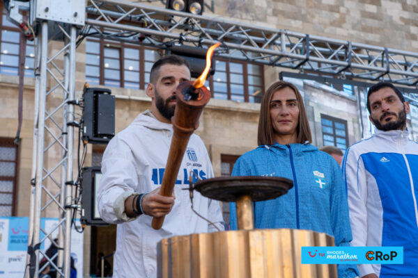 TUI Rhodes Marathon: Αναψε η Φλόγα της Καλλιπάτειρας από τον Παναγιώτη Καραΐσκο