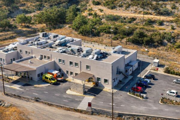 Σύντομα ξεκινά η υλοποίηση της Μονάδας Τεχνητού Νεφρού στο Νοσοκομείο Καρπάθου – Ένα ακόμη σημαντικό έργο στο Πρόγραμμα «Νότιο Αιγαίο» με φορέα υλοποίησης την «ΚΟΛΟΣΣΟΣ 2047 Α.Ε.»