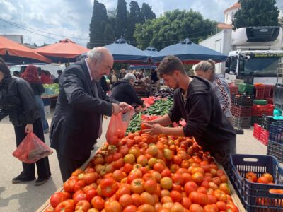 Στη λαϊκή αγορά της Κρεμαστής ο Γ. Νικητιάδης: Ακρίβεια και αυξημένο κόστος πιέζουν  επαγγελματίες