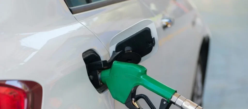 Βενζίνη: Πότε θα πέσει η τιμή της στο 1,97 ευρώ το λίτρο και σε ποια περίπτωση θα υπερβεί τα 2,10 ευρώ