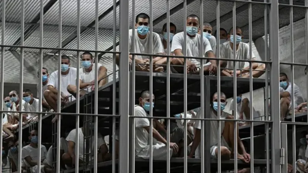 Η φυλακή που αποκαλείται «νεκροταφείο ζωντανών ανθρώπων»: Σπάνιες εικόνες από το διαβόητο CECOT του Ελ Σαλβαδόρ Η φυλακή που αποκαλείται «νεκροταφείο ζωντανών ανθρώπων»: Σπάνιες εικόνες από το διαβόητο CECOT του Ελ Σαλβαδόρ
