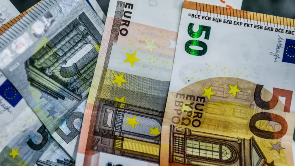 Απόφαση – «βόμβα» για τις χρεώσεις 0,80 ευρώ σε λογαριασμούς καταθέσεων