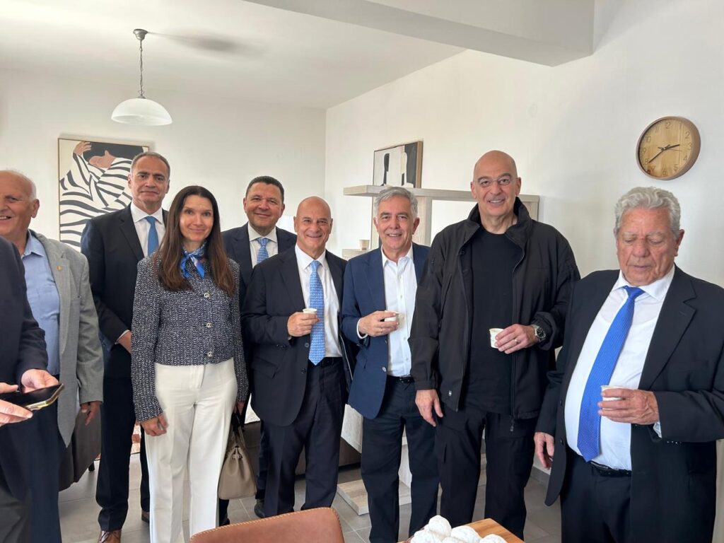 Ο Βασίλης Α. Υψηλάντης στα εγκαίνια του κτηρίου  ΣΟΑ–ΣΟΜΥ–ΣΟΕΠΟΠ στο Αγαθονήσι