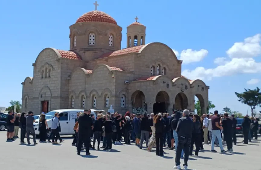 Ρόδος: Σε κλίμα οδύνης η κηδεία μητέρας και κόρης που σκοτώθηκαν σε τροχαίο Ρόδος: Σε κλίμα οδύνης η κηδεία μητέρας και κόρης που σκοτώθηκαν σε τροχαίο