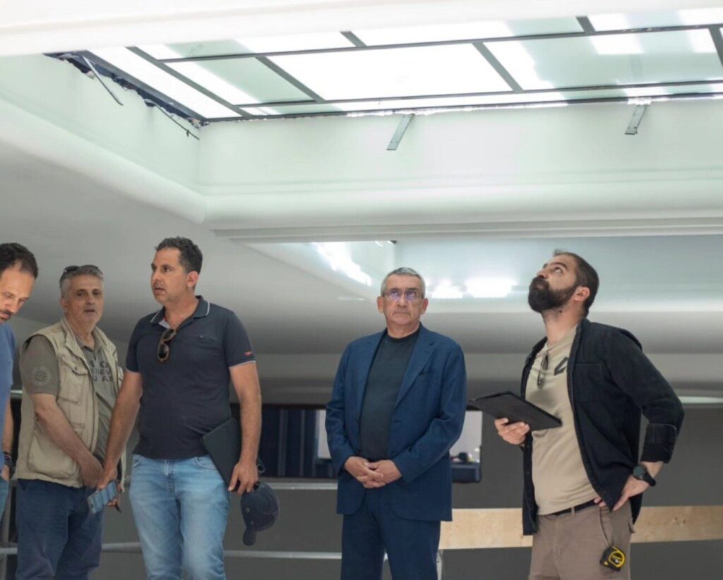 Εθνικό Θέατρο Ρόδου: Έφτασαν τα κουφώματα με αλάβαστρο για την αποκατάσταση του εμβληματικού κτιρίου
