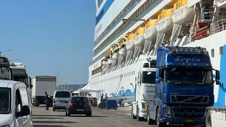 Έντονη διαμαρτυρία των οδηγών φορτηγών στη Ρόδο: “Τεράστιος κίνδυνος από τη θέση που μας έβαλαν να κινούμαστε μέσα στο λιμάνι” Έντονη διαμαρτυρία των οδηγών φορτηγών στη Ρόδο: “Τεράστιος κίνδυνος από τη θέση που μας έβαλαν να κινούμαστε μέσα στο λιμάνι”