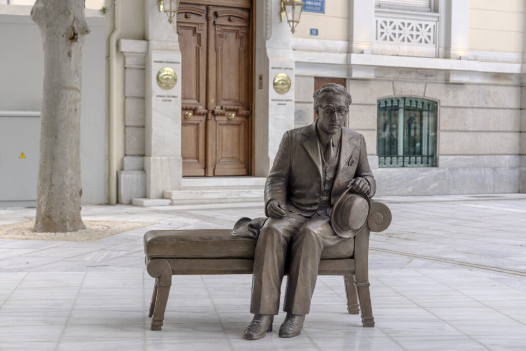 Ταξίδι σε πόλεις του κόσμου με όχημα ένα παγκάκι για τον Καβάφη