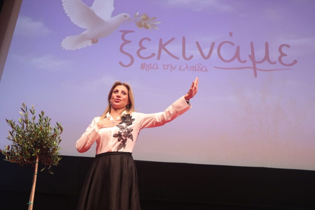 Ο Ζούλιας για το φόρεμα της Καρυστιανού με το μαύρο ρόδο: «Το “επέλεξε” η Μάρθη»