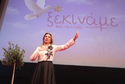Ο Ζούλιας για το φόρεμα της Καρυστιανού με το μαύρο ρόδο: «Το “επέλεξε” η Μάρθη»