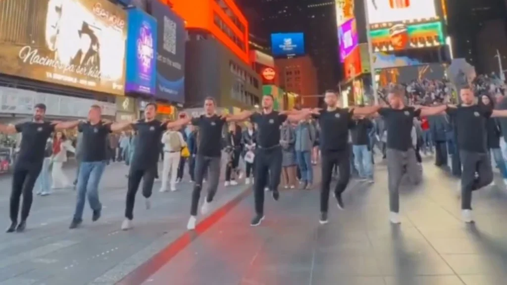 Σείστηκε η Times Square: Χόρεψαν πεντοζάλι στην καρδιά της Νέας Υόρκης (video)