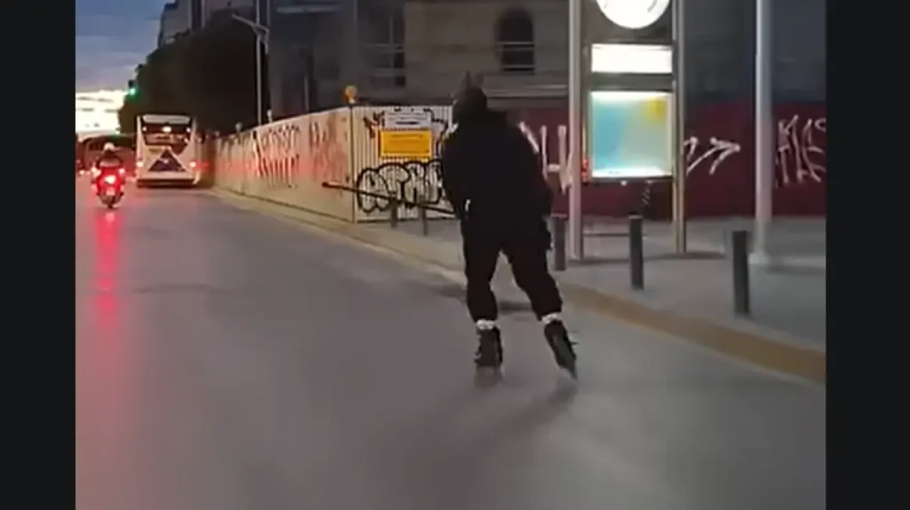 Μπάτμαν με ρόλερς κάνει βόλτες στη Θεσσαλονίκη, δείτε βίντεο Μπάτμαν με ρόλερς κάνει βόλτες στη Θεσσαλονίκη, δείτε βίντεο