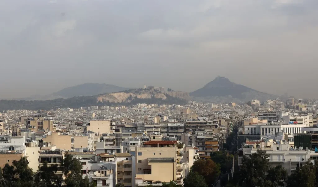Καιρός: Άστατο σκηνικό με τοπικές βροχές, μεταβολή της θερμοκρασίας, επιστρέφει και η αφρικανική σκόνη – Ποιες περιοχές επηρεάζονται περισσότερο (Βίντεο)