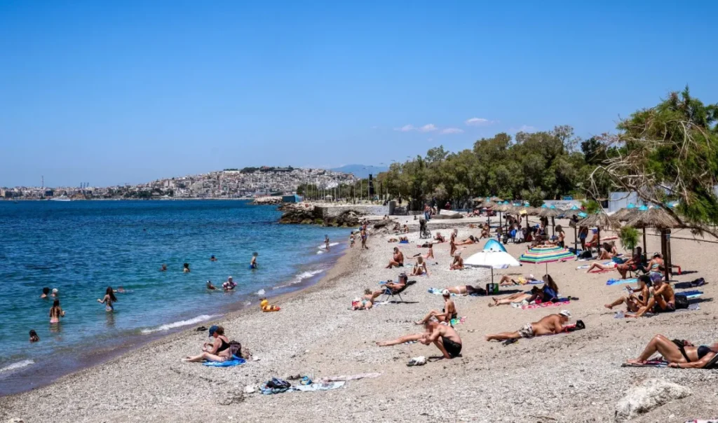 Ο καιρός το τριήμερο του Αγίου Πνεύματος: 30άρια την Κυριακή, πού θα σημειωθούν τοπικές μπόρες – Ιδανικό σκηνικό για τα πρώτα μπάνια