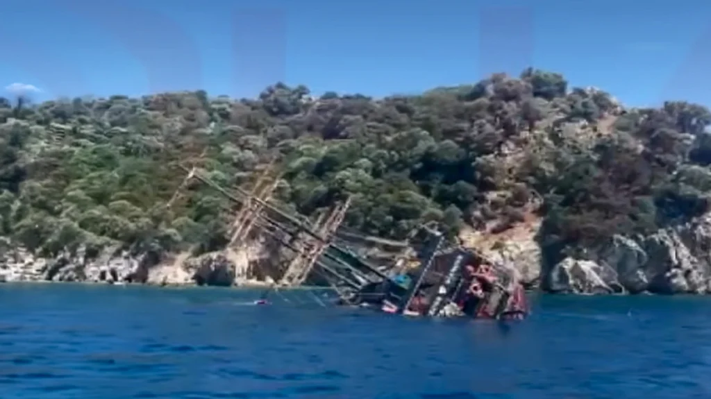 Πανικός ανοιχτά της Μαρμαρίδας: Βυθίστηκε «πειρατικό» σκάφος με 148 επιβάτες, πήδηξαν στη θάλασσα για να σωθούν Πανικός ανοιχτά της Μαρμαρίδας: Βυθίστηκε «πειρατικό» σκάφος με 148 επιβάτες, πήδηξαν στη θάλασσα για να σωθούν