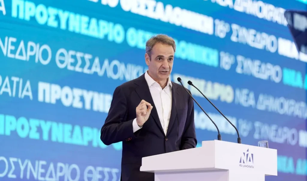 Κυριάκος Μητσοτάκης: Έδωσε το σύνθημα της έναρξης του προεκλογικού αγώνα – Κλίμα ενότητας στη ΝΔ με μηνύματα από Δένδια, Τζιτζικώστα στο παραπέντε του συνεδρίου