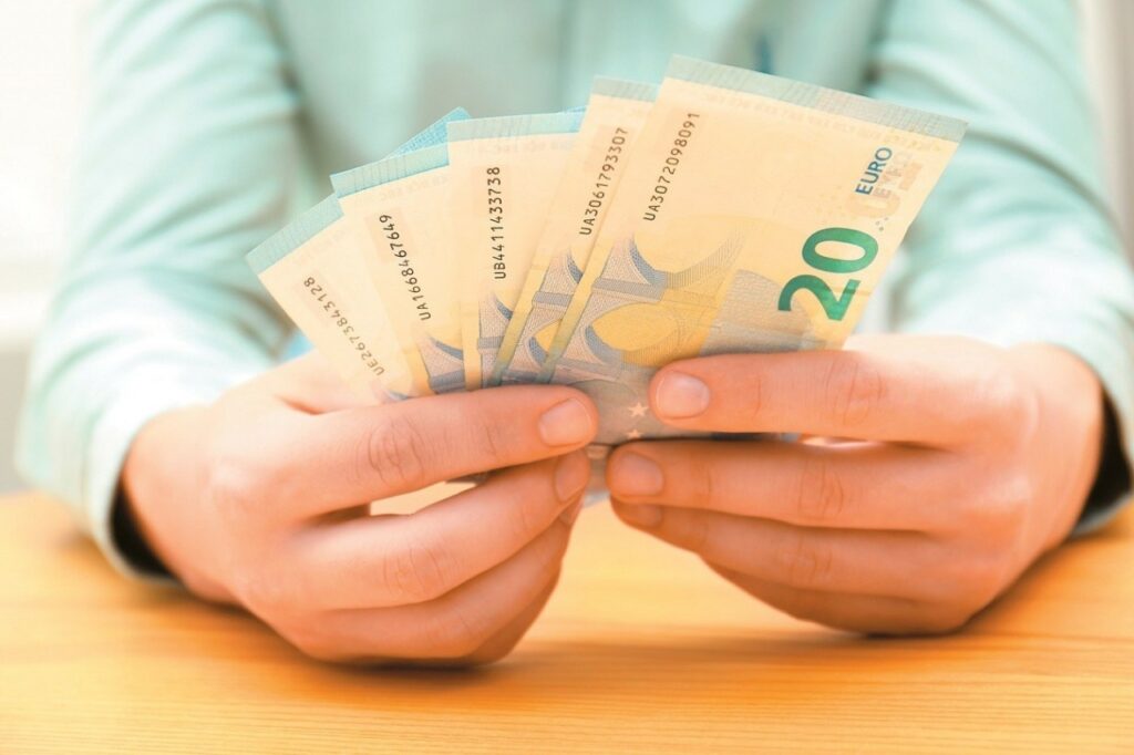Επίδομα 1.000 ευρώ: Οι δικαιούχοι και τα κριτήρια ένταξης