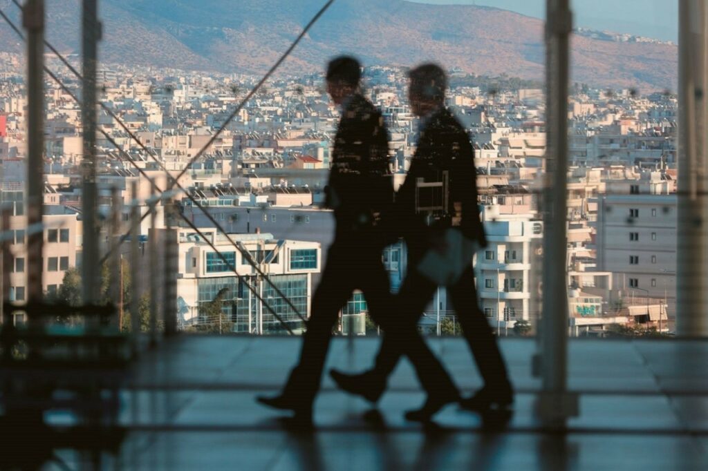Κομισιόν: Νομική κατοχύρωση, όχι μόνο φορολογικά κίνητρα στους ιδιοκτήτες