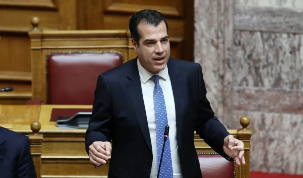 Εντολή Πλεύρη για ανάκληση αδειών διαμονής στους αλλοδαπούς που κατηγορούνται για τις επιθέσεις σε Σύμη και Κηφισιά