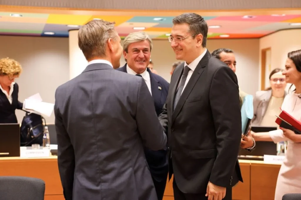 Τζιτζικώστας: «Μικρή αύξηση των αφίξεων στην Ευρώπη σε σχέση με πέρσι» παρά την κρίση – Το νέο σχέδιο της ΕΕ για τον τουρισμό