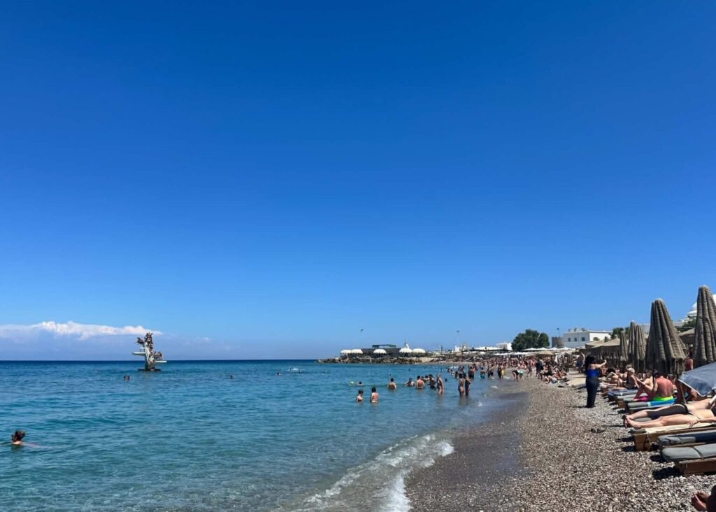 Άμεση κινητοποίηση για λουόμενο που κινδύνευσε ενώ κολυμπούσε στην παραλία Έλλη