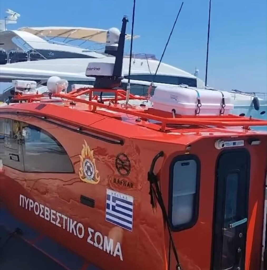 Ρόδος: Νέο πυροσβεστικό πλωτό ενισχύει την άμεση επέμβαση στη θάλασσα (Φωτο)