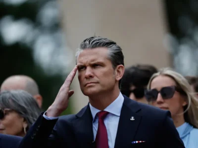 Χέγκσεθ από Νορμανδία: Η Ευρώπη δέχεται «εισβολή» μέσω της μετανάστευσης – Η αναφορά στην Ελλάδα