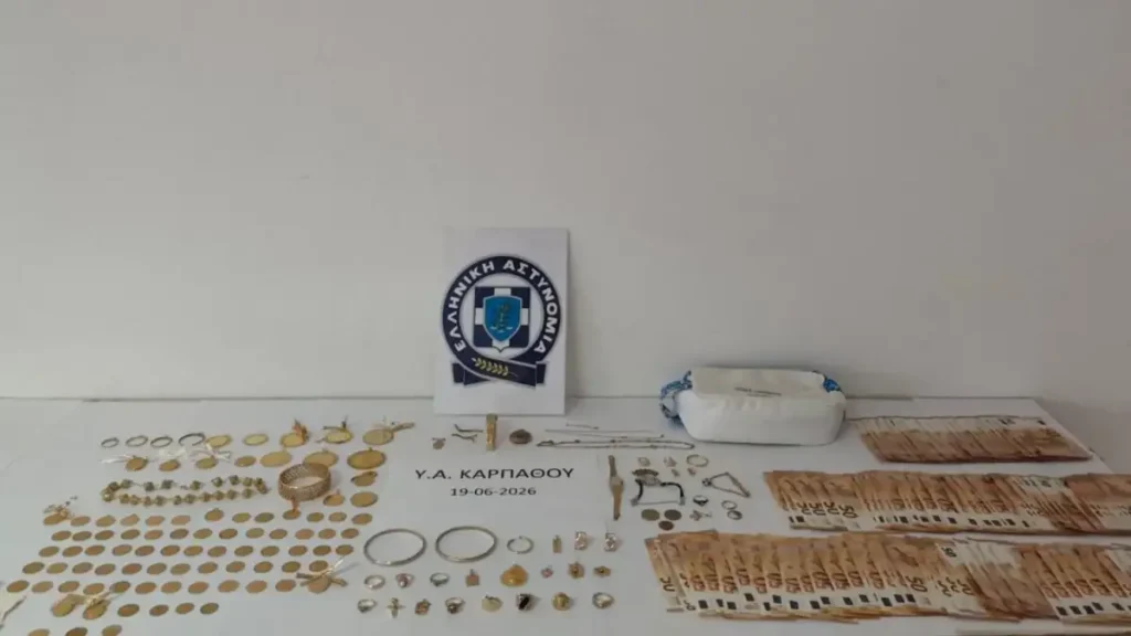 Κάρπαθος: Παρίσταναν τους λογιστές και έπειθαν τα θύματά τους να δώσουν χρήματα και κοσμήματα – 2 συλλήψεις Κάρπαθος: Παρίσταναν τους λογιστές και έπειθαν τα θύματά τους να δώσουν χρήματα και κοσμήματα – 2 συλλήψεις