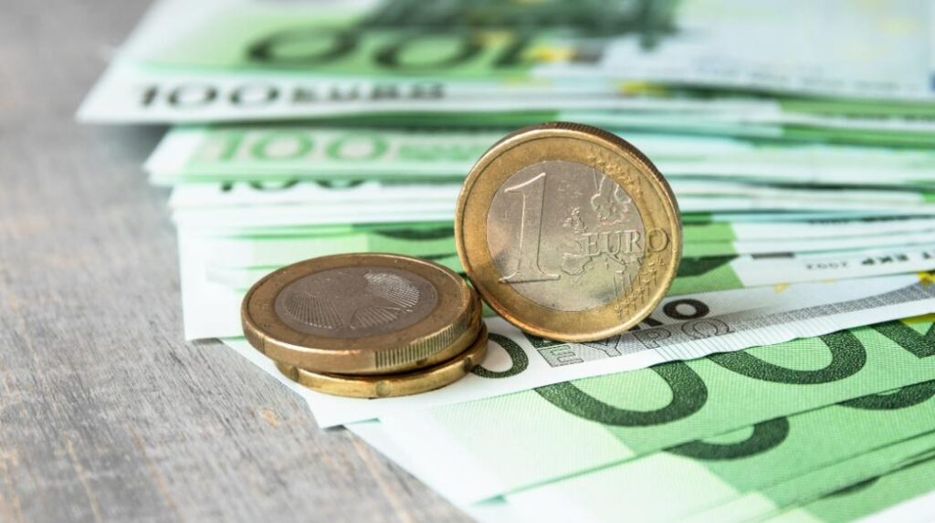 Στο μικροσκόπιο της ΑΑΔΕ μπαίνουν οι τραπεζικές καταθέσεις των φορολογούμενων Στο μικροσκόπιο της ΑΑΔΕ μπαίνουν οι τραπεζικές καταθέσεις των φορολογούμενων