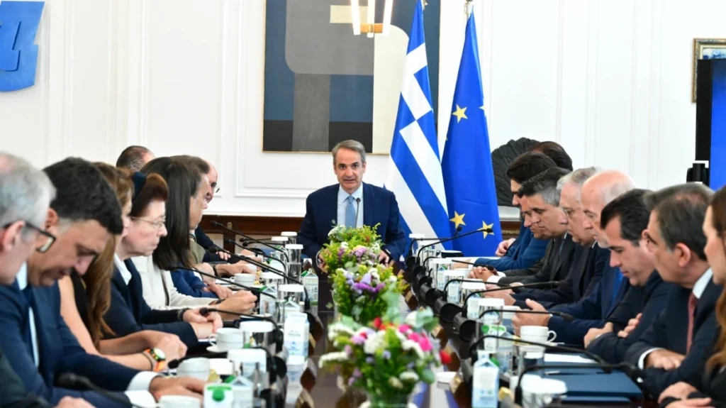 Μητσοτάκης: Περαιτέρω πτώση στην τιμή της βενζίνης, 617,5 εκατ. σε αγρότες – Κάνουν εξαγγελίες για τις τράπεζες αυτοί που τις έκλεισαν