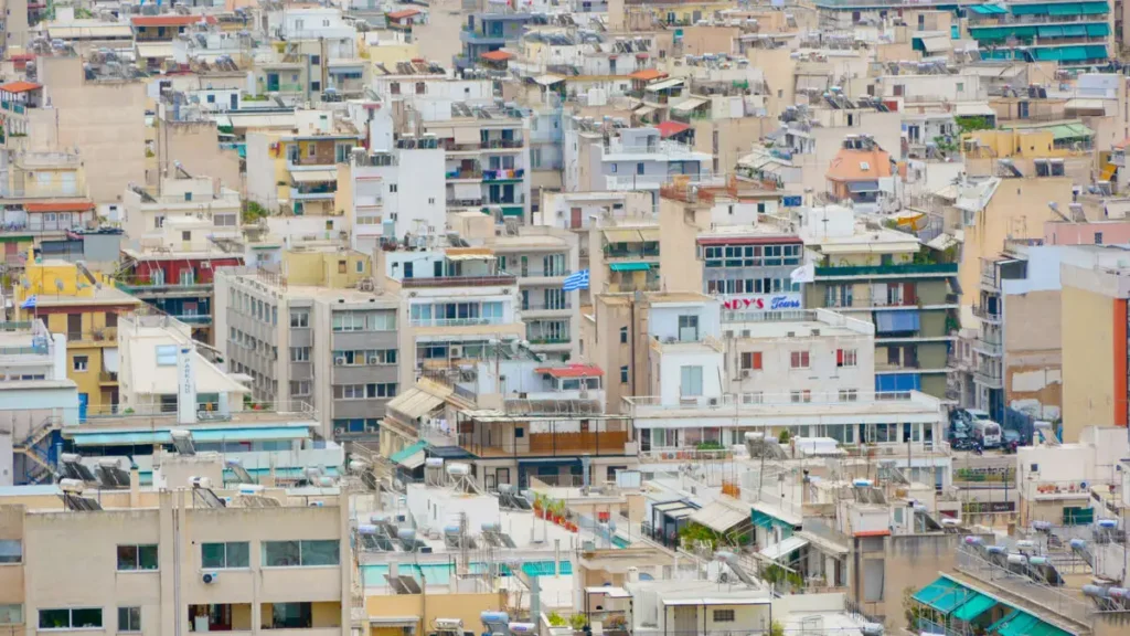 Οι τρεις βασικές κατευθύνσεις για την στέγαση έως το 2035 – Τι προβλέπεται για ενοίκια, κλειστά σπίτια και κοινωνική κατοικία