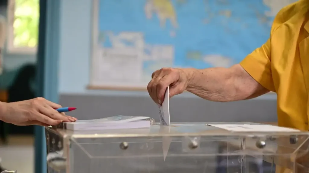 Δημοσκόπηση Opinion Poll: Πρώτη η ΝΔ με 30,5%, δεύτερος ο Τσίπρας με 15,5%, τρίτη η Καρυστιανού με 12,6%, στο 10,5% το ΠΑΣΟΚ