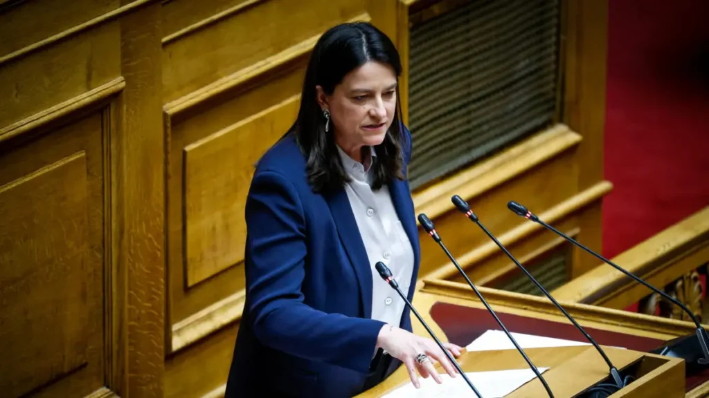 Το ν/σ Κεραμέως για ίσες αμοιβές μεταξύ ανδρών και γυναικών κατατέθηκε στη Βουλή – Οι νέοι κανόνες για τις επιχειρήσεις