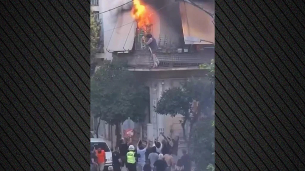 «Πήδα γιαγιά, θα σε πιάσω»: Η συγκλονιστική στιγμή που η ηλικιωμένη βουτάει στο κενό από το φλεγόμενο σπίτι της Καλλιθέας και σώζεται από πολίτες, βίντεο