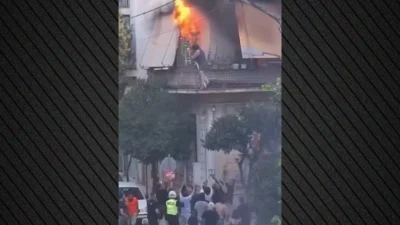 «Πήδα γιαγιά, θα σε πιάσω»: Η συγκλονιστική στιγμή που η ηλικιωμένη βουτάει στο κενό από το φλεγόμενο σπίτι της Καλλιθέας και σώζεται από πολίτες, βίντεο