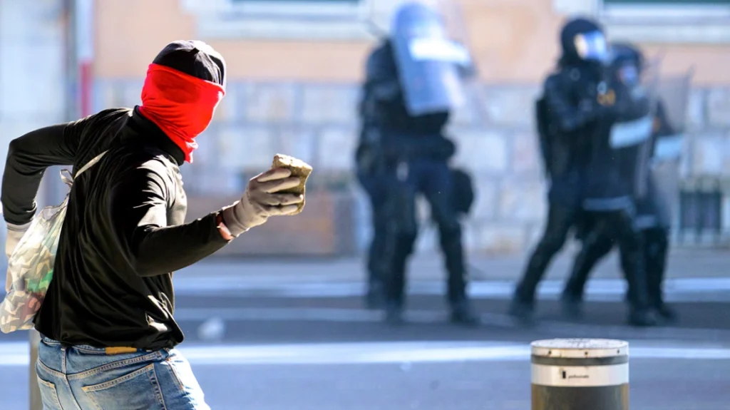 Χάος στη Γενεύη πριν από τη G7 στη Γαλλία: Έκαψαν Tesla, επιτέθηκαν σε γραφεία του ΟΗΕ, πετροπόλεμος με την αστυνομία Χάος στη Γενεύη πριν από τη G7 στη Γαλλία: Έκαψαν Tesla, επιτέθηκαν σε γραφεία του ΟΗΕ, πετροπόλεμος με την αστυνομία
