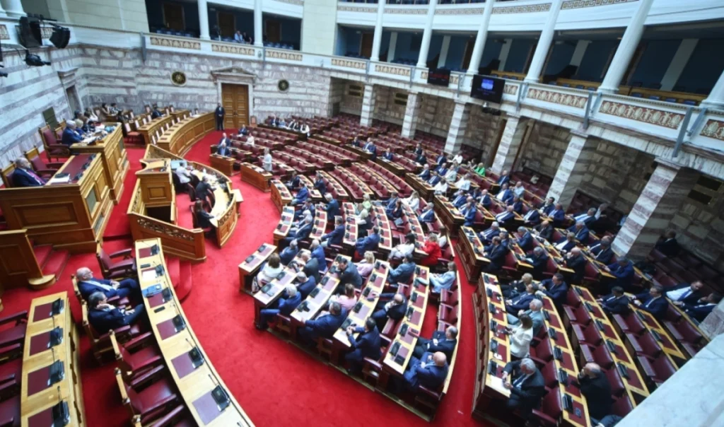 Στη Βουλή ο “Κώδικας Τοπικής Αυτοδιοίκησης”: Καταργείται ο β’ γύρος στις εκλογές, ποιες είναι οι 10 αλλαγές που θεσπίζονται