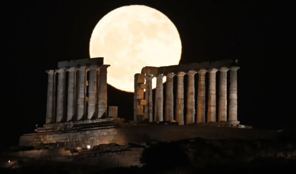 Πανσέληνος της Φράουλας: Πότε θα “στολίσει” τον νυχτερινό ουρανό – Πώς πήρε το όνομά της