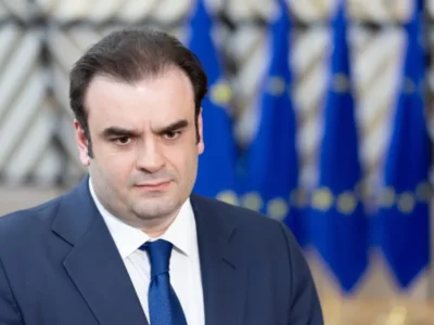 Ακατάσχετα τα επιδόματα που καταβάλλονται από το Υπουργείο Παιδείας σε μαθητές με παρέμβαση Πιερρακάκη