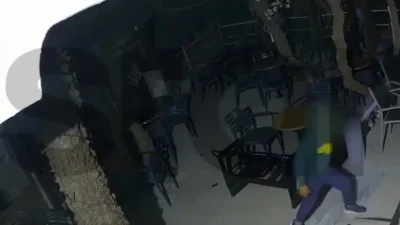 Ρόδος: Καρέ – καρέ η εισβολή ανήλικων διαρρηκτών σε κατάστημα, γύρισαν την κάμερα στον τοίχο και έσπασαν την τζαμαρία