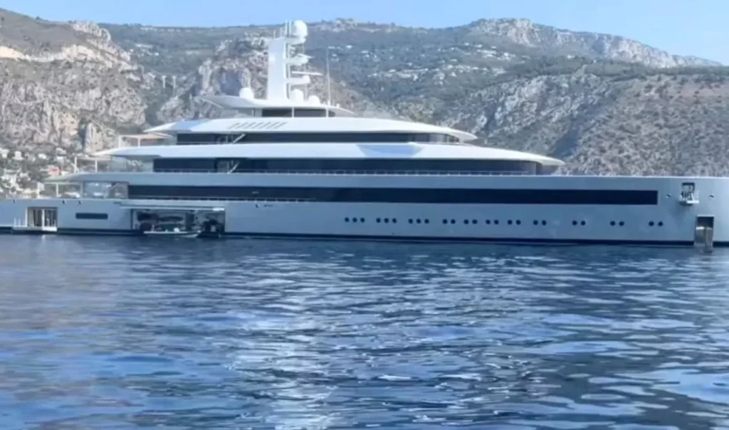 Στη Βάρκιζα το μήκους 100 μέτρων γιοτ “Moonrise” του συνιδρυτή του WhatsApp – 365 εκατ. ευρώ η αξία του (Βίντεο) Στη Βάρκιζα το μήκους 100 μέτρων γιοτ “Moonrise” του συνιδρυτή του WhatsApp – 365 εκατ. ευρώ η αξία του (Βίντεο)