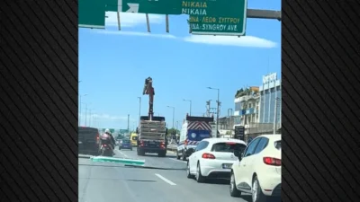 Γερανοφόρο πήρε παραμάζωμα πινακίδα στον Κηφισό, γλίτωσαν από θαύμα επιβάτες μηχανής, δείτε βίντεο