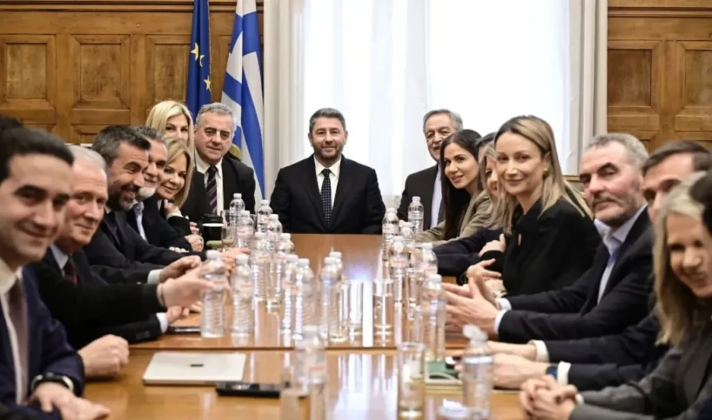 Βαρύ κλίμα στο ΠΑΣΟΚ: Την Παρασκευή συνεδριάζει το Πολιτικό Συμβούλιο υπό τη σκιά χαμηλών δημοσκοπικών πτήσεων, Τσίπρα και Δούκα