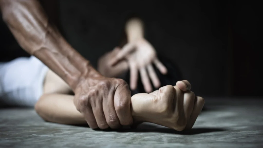 «Σκάσε, ησύχασε, σε έχω»: Σχεδόν τυφλός 40χρονος κατηγορείται ότι δολοφόνησε δύο ιερόδουλες και βίασε άλλη μια στη Βρετανία