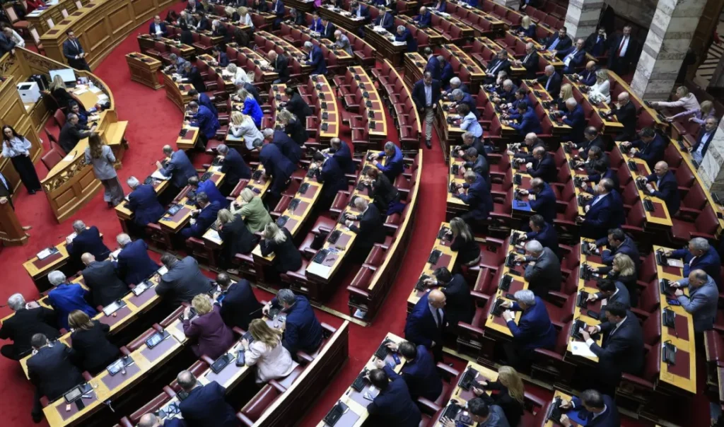 Στη Βουλή σήμερα η πρόταση της ΝΔ για το νέο Σύνταγμα: Από τα ιδιωτικά πανεπιστήμια έως την επιστολική ψήφο – Το κυβερνητικό σχέδιο της Συνταγματικής Αναθεώρησης (Όλες οι προτάσεις) Στη Βουλή σήμερα η πρόταση της ΝΔ για το νέο Σύνταγμα: Από τα ιδιωτικά πανεπιστήμια έως την επιστολική ψήφο – Το κυβερνητικό σχέδιο της Συνταγματικής Αναθεώρησης (Όλες οι προτάσεις)