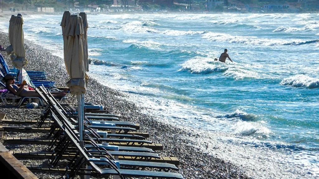 Καιρός: Επιμένει η ζέστη με 36άρια και τοπική αστάθεια στα ηπειρωτικά, ενισχύονται τα μελτέμια στο Αιγαίο