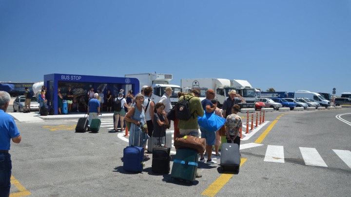 Περιμένοντας μέσο μεταφοράς στην Ακαντιά Περιμένοντας μέσο μεταφοράς στην Ακαντιά