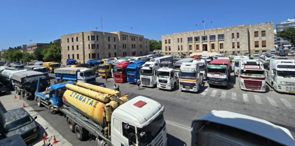 Ρόδος: 24ωρη κινητοποίηση των μεταφορέων και των ιδιοκτητών Φορτηγών Δημοσίας Χρήσης Δωδεκανήσου (βίντεο+φωτο) Ρόδος: 24ωρη κινητοποίηση των μεταφορέων και των ιδιοκτητών Φορτηγών Δημοσίας Χρήσης Δωδεκανήσου (βίντεο+φωτο)